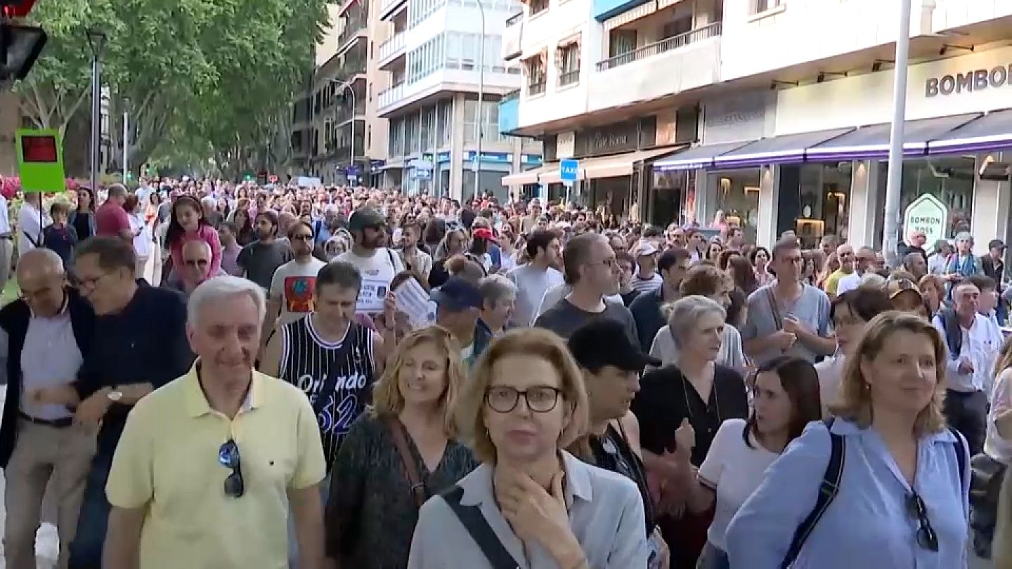 Más de 10.000 personas se manifiestan en Mallorca por el turismo masivo y  sus implicaciones | Euronews