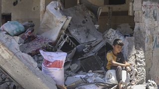فتى فلسطيني يجلس على أنقاض منزله المدمر في جباليا 31/05/2024