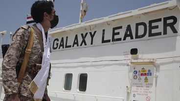 أحد المسلحين الحوثيين على متن سفينة غالاكسي الإسرائيلية التي استولى عليها الحوثيون في ميناء الصليف 