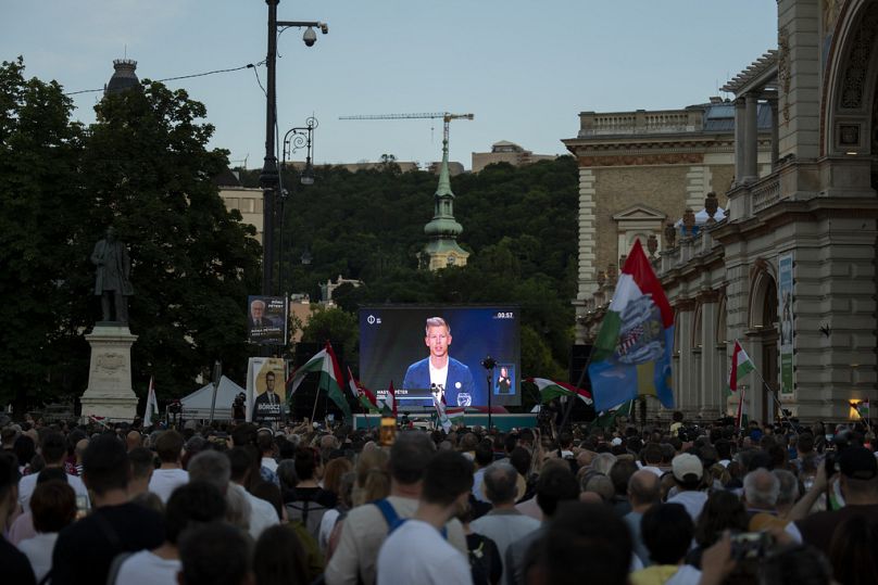 Cittadini ungheresi ascoltano il discorso di Peter Magyar durante il dibattito politico trasmesso dalla televisione di Stato, Budapest, 30 maggio 2024