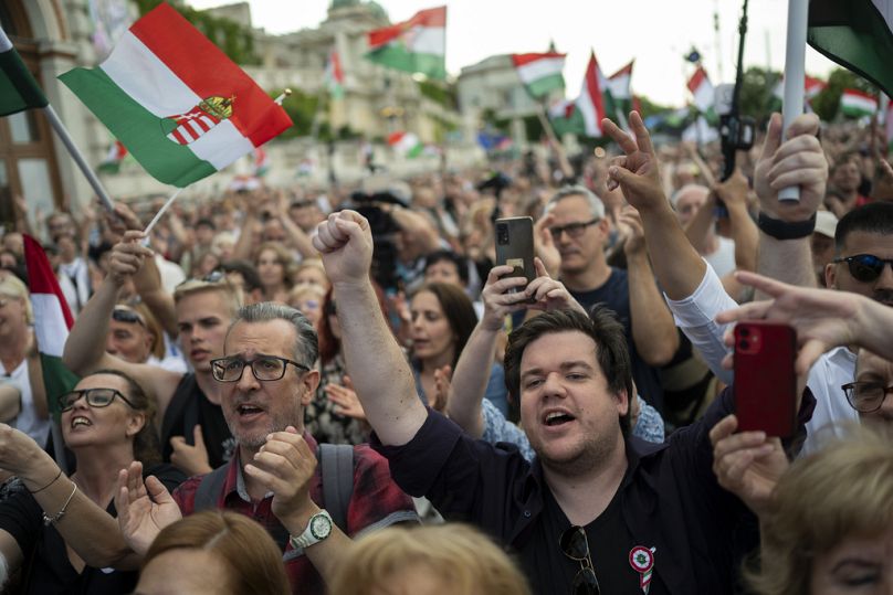 Centinaia di persone seguono il rally politico vicino alla sede dell'evento a Budapest, 30 maggio 2024