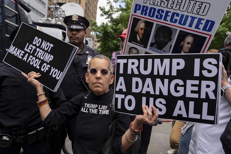 متظاهرون مناهضون لترامب أمام محكمة نيويورك