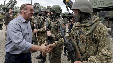 وزير الدفاع الألماني يصافح جنود أوكرانيين