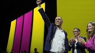 Raphael Glucksmann, candidat principal du Parti socialiste français pour les prochaines élections européennes, arrive sur scène lors d'un meeting à Paris, jeudi 30 mai 2024. 