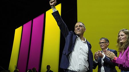Raphael Glucksmann, candidat principal du Parti socialiste français pour les prochaines élections européennes, arrive sur scène lors d'un meeting à Paris, jeudi 30 mai 2024. 