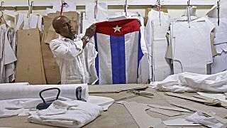 Cuba : la "guayabera", ex-chemise militaire devenue symbole national