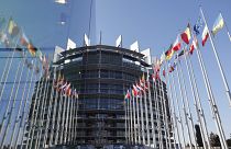 Les drapeaux de l'UE flottent devant le Parlement européen à Strasbourg