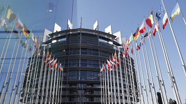 Les drapeaux de l'UE flottent devant le Parlement européen à Strasbourg