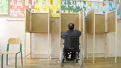 Голосует избиратель в инвалидной коляске