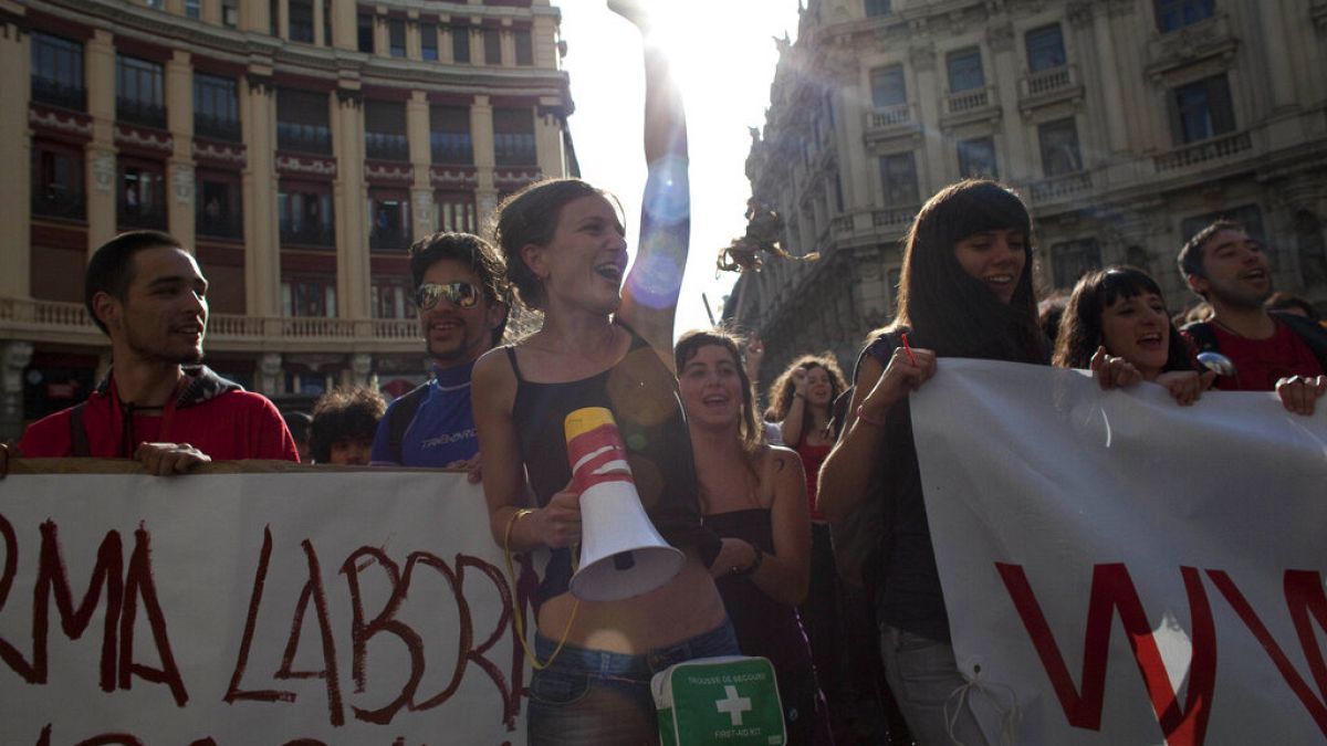 Политические взгляды молодых людей в Испании становятся все более гендерными.