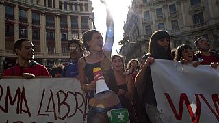 Политические взгляды молодых людей в Испании становятся все более гендерными.