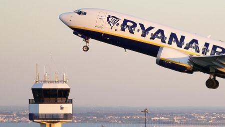 Un Boeing 737 MAX, de la compañía irlandesa Ryanair, despega del aeropuerto de Lisboa