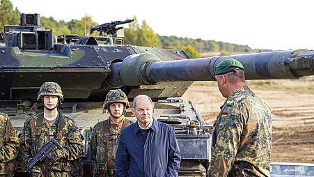 Almanya Başbakanı Scholz, Alman yapımı tankların önünde