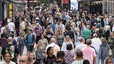 Άνθρωποι περπατούν στον κεντρικό εμπορικό δρόμο στο Ντόρτμουντ της Γερμανίας.