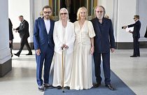 Os ABBA - Björn Ulvaeus, Anni-Frid Lyngstad, Agnetha Fältskog e Benny Andersson - recebem a Ordem Real Vasa das mãos do Rei Carl Gustaf e da Rainha Silvia da Suécia