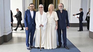 ABBA - Björn Ulvaeus, Anni-Frid Lyngstad, Agnetha Fältskog y Benny Andersson - reciben la Real Orden Vasa de manos de los reyes Carlos Gustavo y Silvia de Suecia.