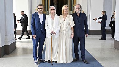 ABBA - Björn Ulvaeus, Anni-Frid Lyngstad, Agnetha Fältskog et Benny Andersson - reçoivent l'Ordre royal de Vasa des mains du roi Carl Gustaf et de la reine Silvia.