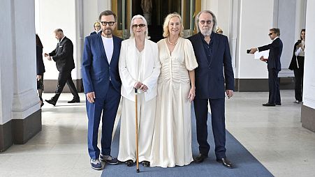 Os ABBA - Björn Ulvaeus, Anni-Frid Lyngstad, Agnetha Fältskog e Benny Andersson - recebem a Ordem Real Vasa das mãos do Rei Carl Gustaf e da Rainha Silvia da Suécia