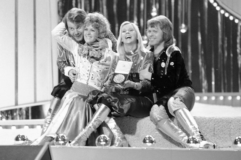 Le groupe suédois ABBA fête sa victoire au Concours Eurovision de la chanson 1974 sur la scène du Brighton Dome en Angleterre avec sa chanson « Waterloo », le 6 avril 1974.