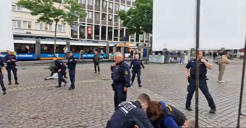Almanya'da bıçaklı saldırı anı
