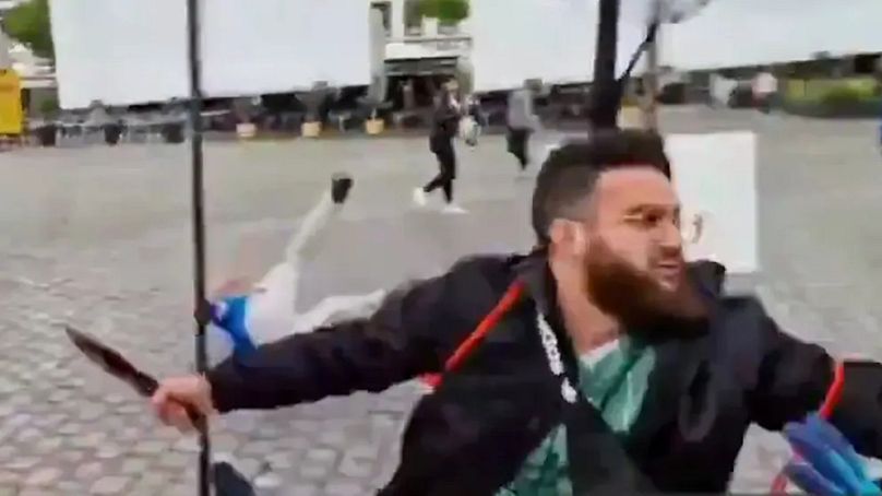 Saldırganın bıçaklı saldırı anı