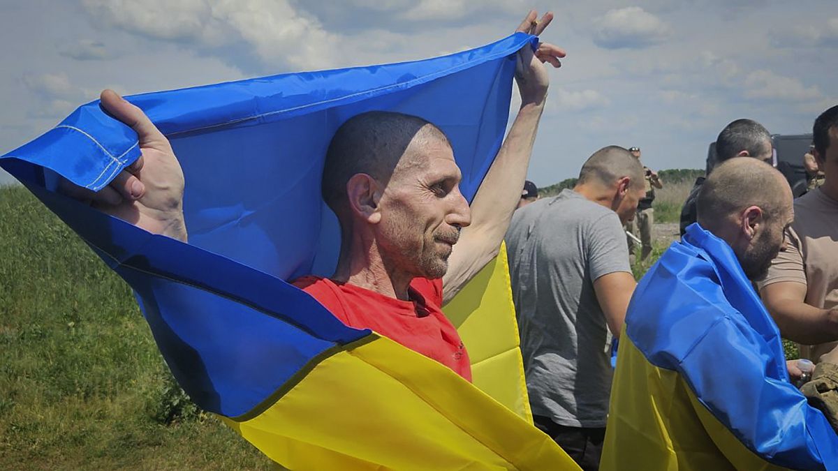 رد فعل أسرى الحرب الأوكرانيين بعد تبادل الأسرى في مكان غير معلوم في أوكرانيا، 31 مايو 2024