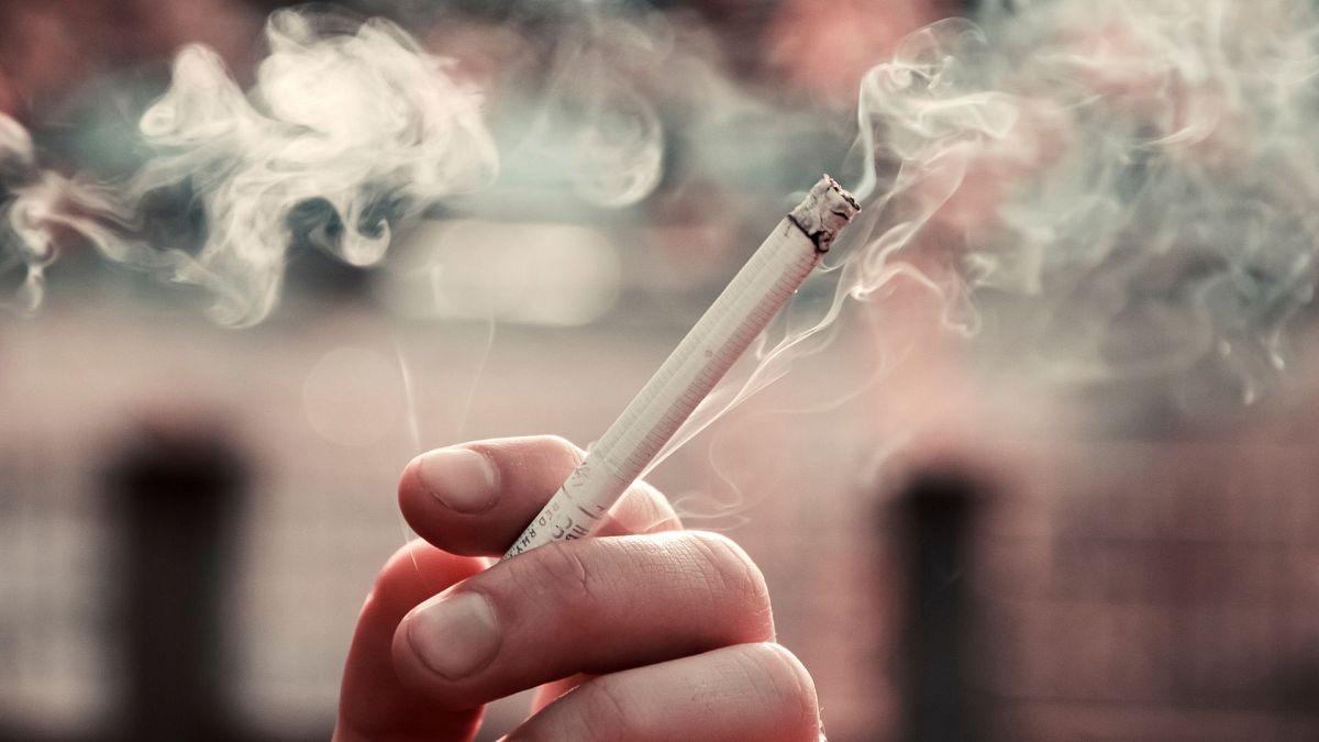 25 евро за пакет: Повишаването на цените наистина ли спира хората да пушат?