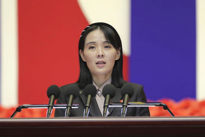 Kim Yo-jong, hermana del líder norcoreano Kim Jong-un, pronuncia un discurso en Pyongyang.