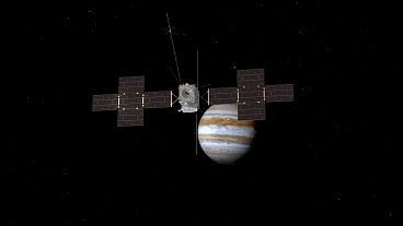 Esta imagen muestra la nave espacial Jupiter Icy Moons Explorer, Juice, en órbita alrededor del gigante gaseoso.