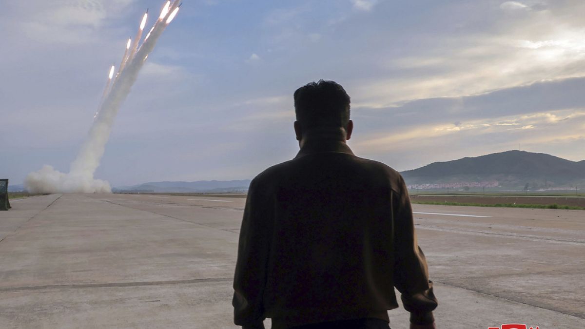 اختبارات صاروخية بحضور كيم جونغ أون 