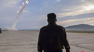Ο Κιμ Γιονγκ Ουν παρακολουθεί εκτοξεύσεις πυραύλων