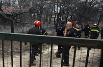 Πυροσβέστες επιχειρούν μετά τη φονική πυρκαγιά στο Μάτι