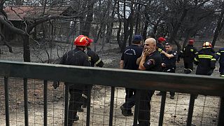 Πυροσβέστες επιχειρούν μετά τη φονική πυρκαγιά στο Μάτι