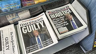 Die Zeitungen berichten über Donald Trumps strafrechtliche Verurteilung.