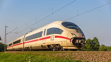 Le train est beaucoup plus respectueux de l'environnement que l'avion, mais il est aussi beaucoup plus cher.