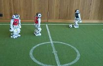 “روبوتات” تمارس لعبة كرة القدم بمعرض للذكاء الاصطناعي في جنيف، سويسرا