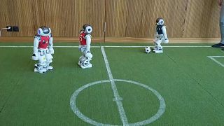 “روبوتات” تمارس لعبة كرة القدم بمعرض للذكاء الاصطناعي في جنيف، سويسرا