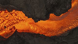 Lava tritt aus dem Vulkan bei Grindavik auf Island aus