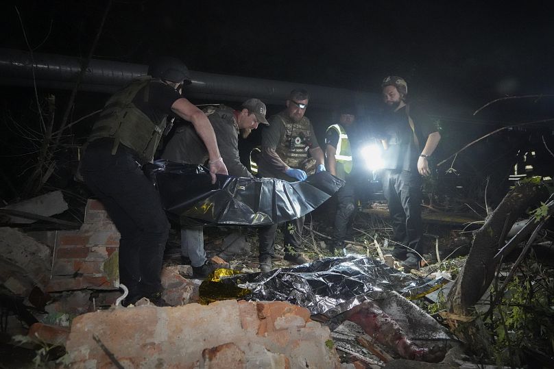 Rusya'nın Harkiv'de düzenlediği füze saldırısı sonrası yıkılan bir apartmanda kurtarma çalışmaları