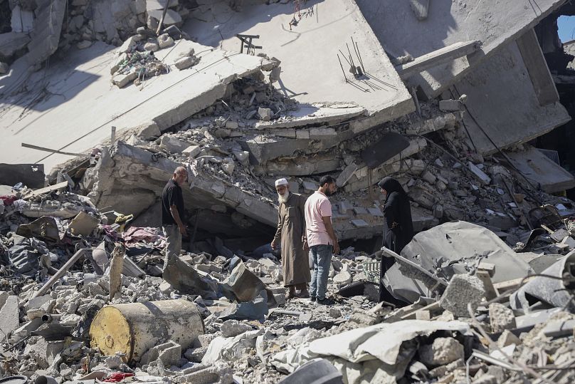 İsrail'in Cebaliye'ye düzenlediği hava ve kara saldırısı sonrası enkazlarda yakınlarını arayan Filistinliler (31 Mayıs 2024)
