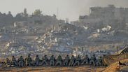 عدد من الجنود الإسرائيليين يأخذون مواقعهم في جنوب غزة