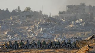 عدد من الجنود الإسرائيليين يأخذون مواقعهم في جنوب غزة