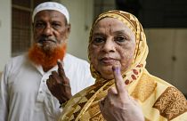 مواطنون يدلون باضواتهم في الانتخابات العامة بالهند