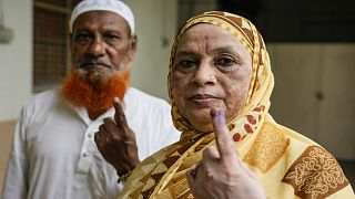 مواطنون يدلون باضواتهم في الانتخابات العامة بالهند