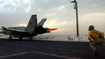 F18 Hornet aterrizando en portaaviones (Imagen de Archivo)