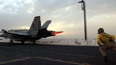 F18 Hornet aterrizando en portaaviones (Imagen de Archivo)