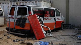 سيارة إسعاف تعرضت لقصف إسرائيلي 