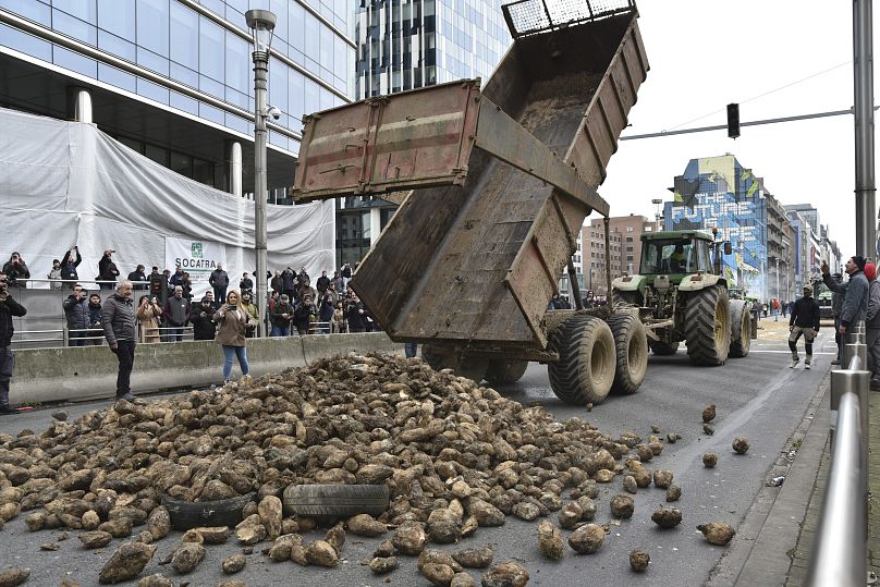 مزارعون غضبون يحتجون ويرمون شاحنة بطاطا أمام مقر الملس الأوروبي في بروكسل