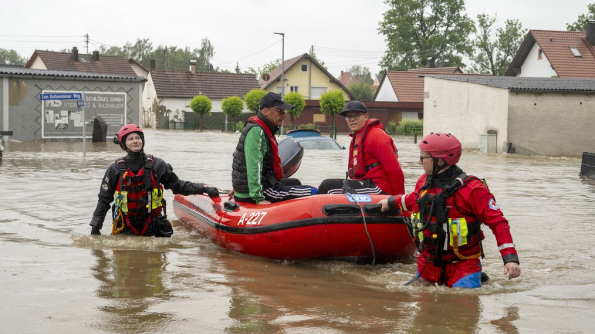 Rettungskräfte bringen Menschen in Sicherheit, als sich das Hochwasser in Babenhausen verschlimmert, 1. Juni 2024