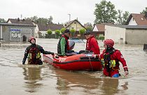 Rettungskräfte bringen Menschen in Sicherheit, als sich das Hochwasser in Babenhausen verschlimmert, 1. Juni 2024